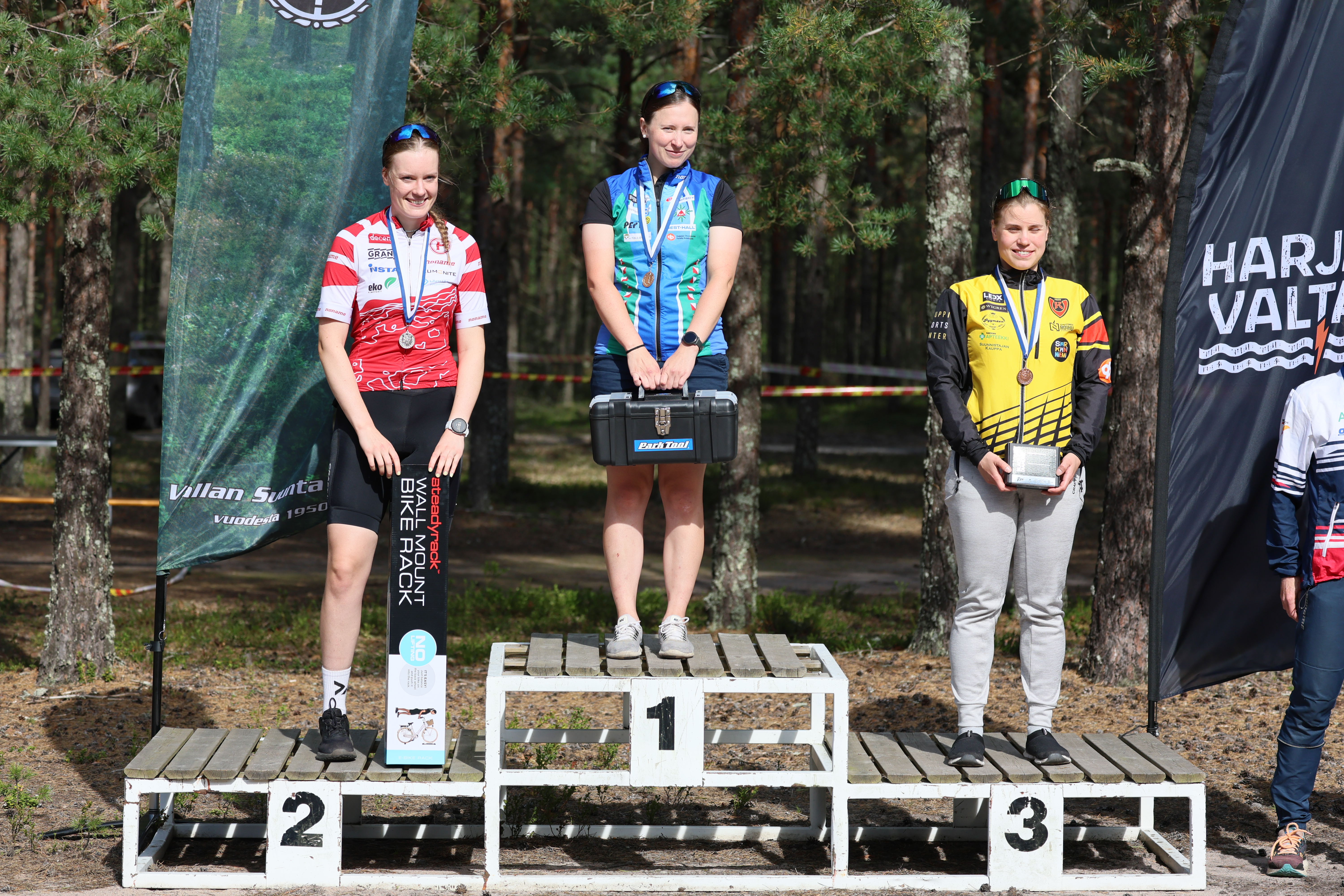 Naisten pääsarjan mitalistit