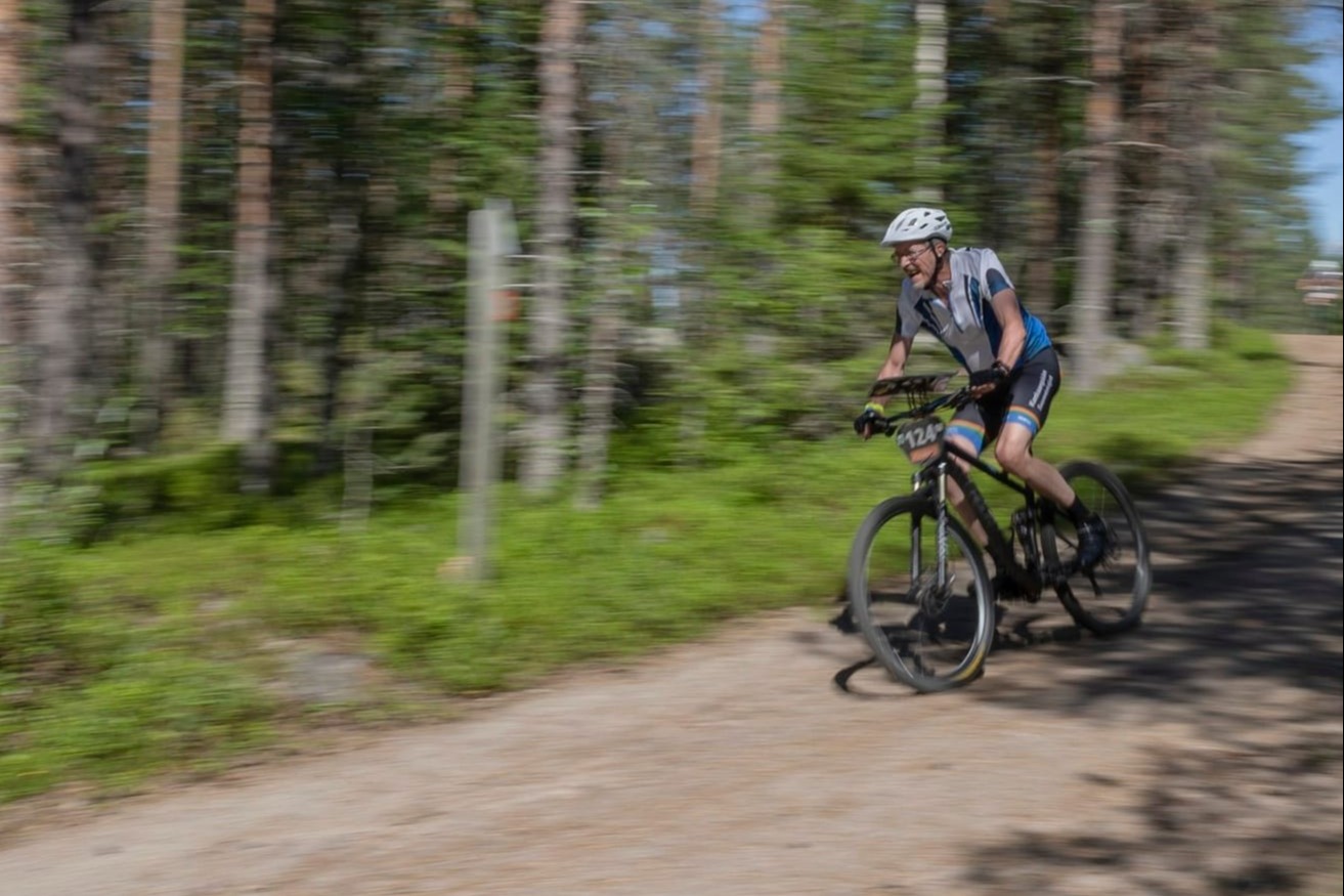 Pekka Niemensivu pyöräsuunnistamassa